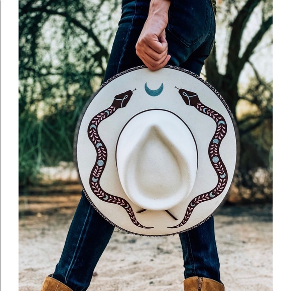 ISO of Luna Bloom: Von, Ringo, or Phoenix - Picture 2 of 3